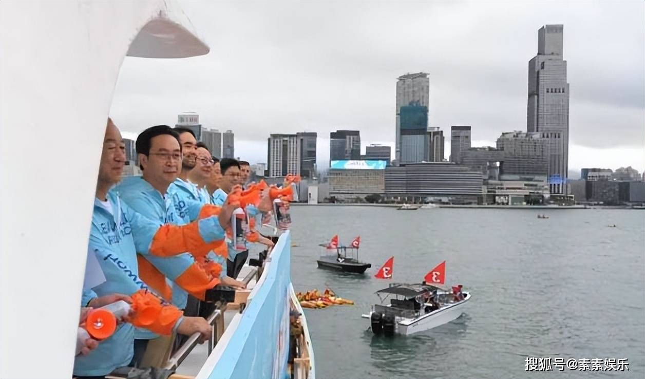 霍启刚郑志刚为新世界维港泳站台，两位千亿公子坐游艇为赛事助阵