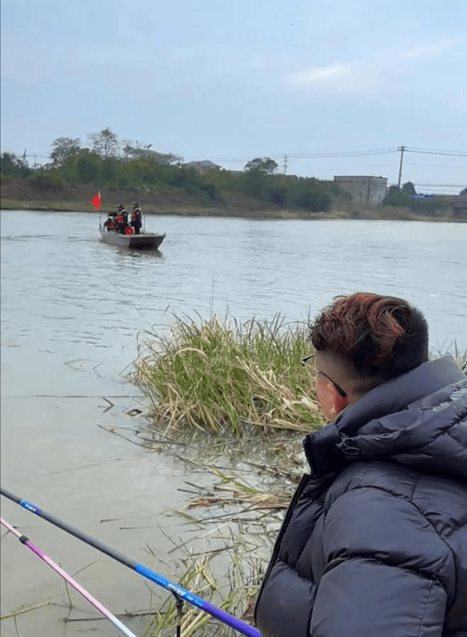 云梦泽不再驱赶钓鱼，却使用阴招：快艇在河里来回穿梭影响钓鱼者