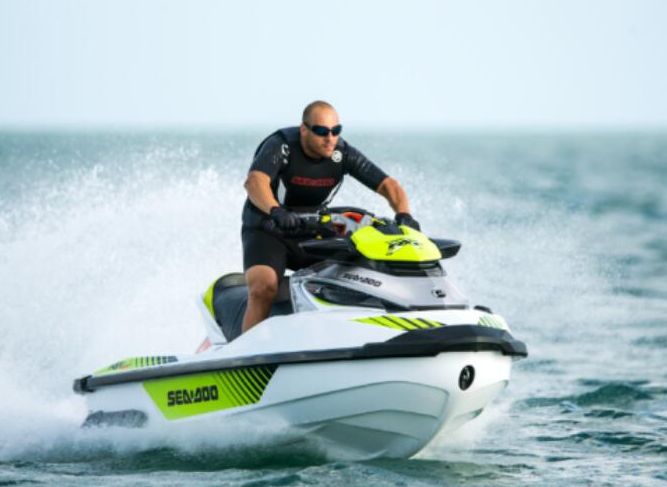 学习如何驾驶海上摩托飞艇并掌握水上摩托飞艇冲浪的正确技巧