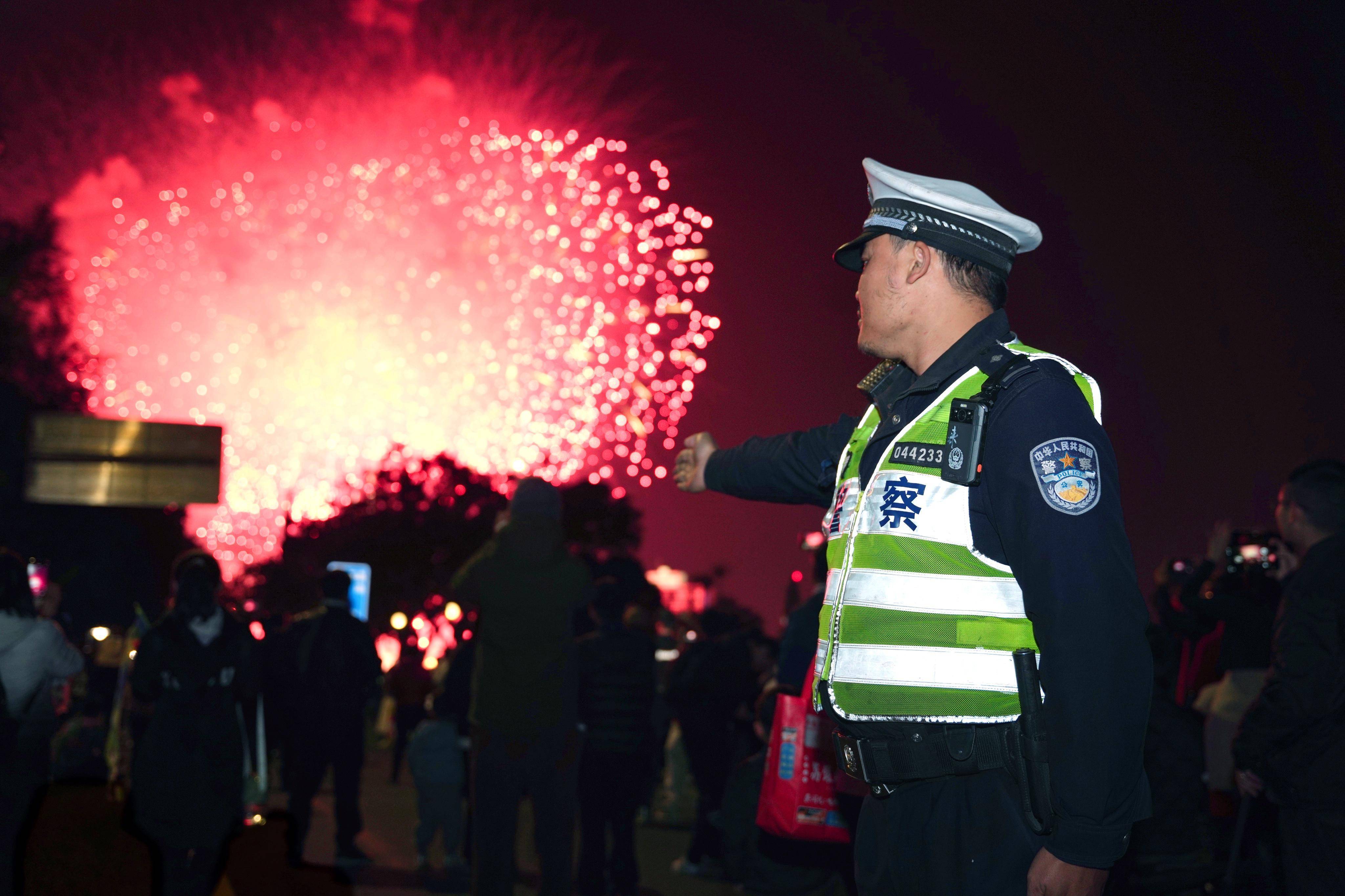 广州白鹅潭春节烟花汇演治安交通整体良好！警方出动机船快艇