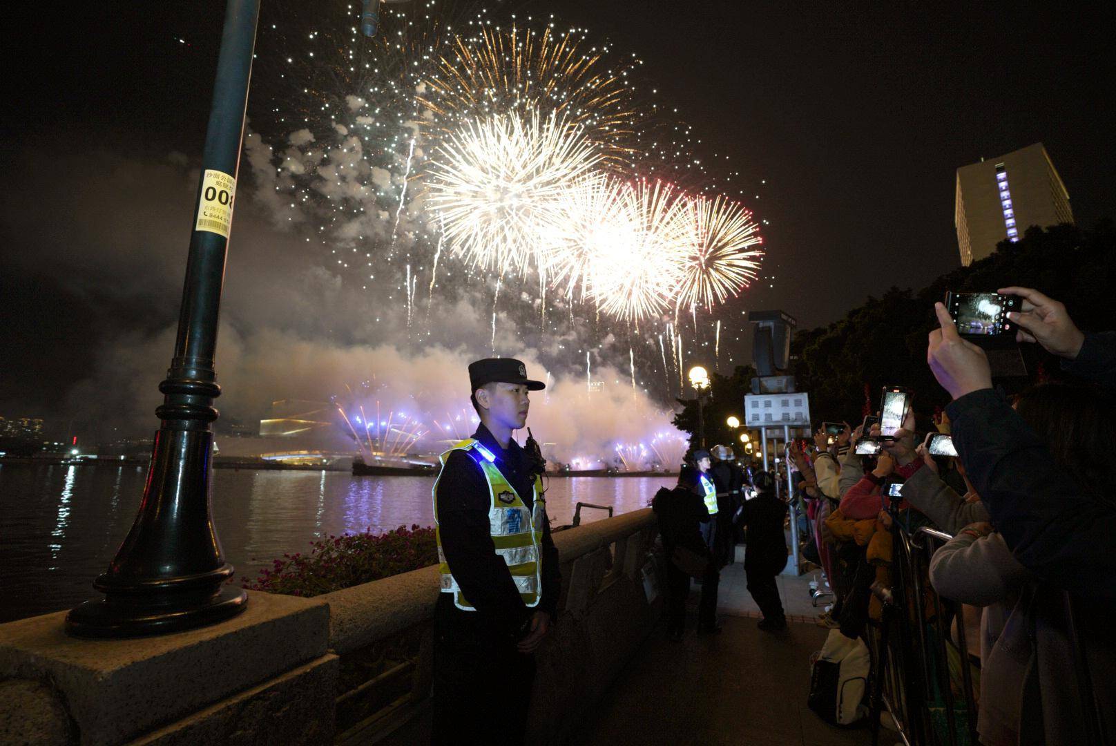 广州白鹅潭春节烟花汇演治安交通整体良好！警方出动机船快艇