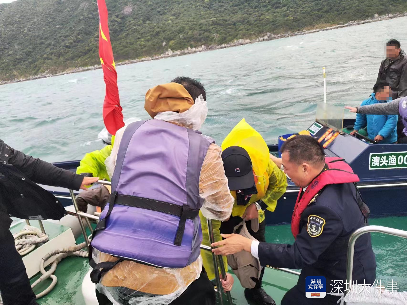 7人乘快艇海钓、遇风浪翻船落水，深圳市海事局成功救援